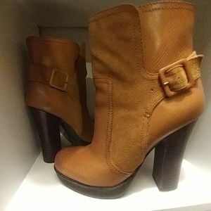 Suede and leather heeled bootie